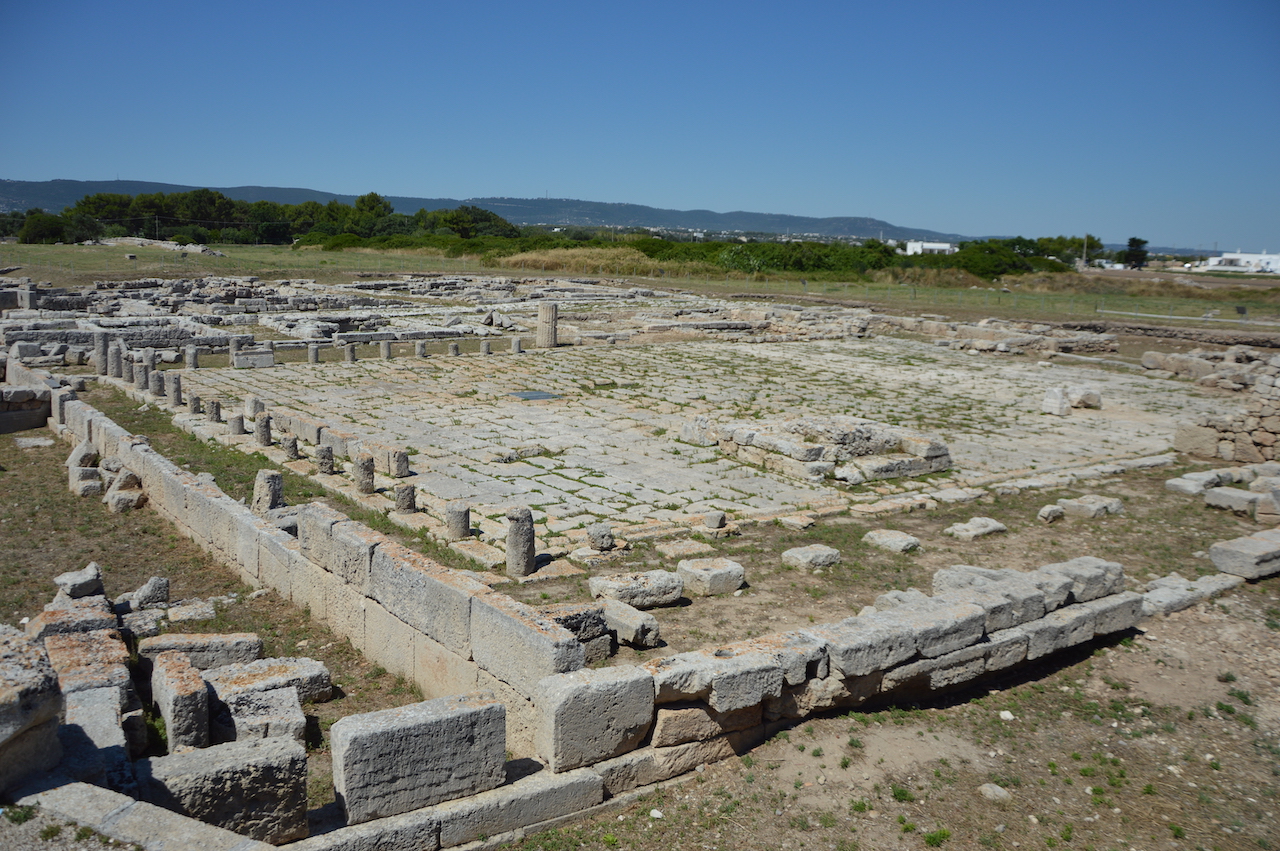TESORI DI PUGLIA : il Parco Archeologico di Egnazia: la piazza porticata.